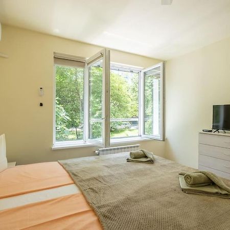 Top Location, Brand New 3 Bdrm Apt & Free Parking โซเฟีย ภายนอก รูปภาพ