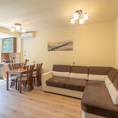 Top Location, Brand New 3 Bdrm Apt & Free Parking โซเฟีย ภายนอก รูปภาพ
