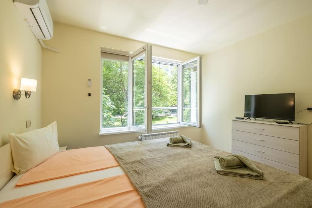 Top Location, Brand New 3 Bdrm Apt & Free Parking โซเฟีย ภายนอก รูปภาพ