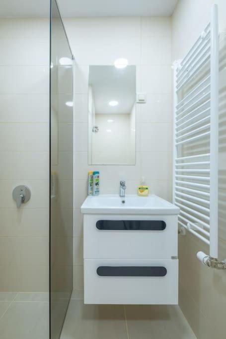 Top Location, Brand New 3 Bdrm Apt & Free Parking โซเฟีย ภายนอก รูปภาพ