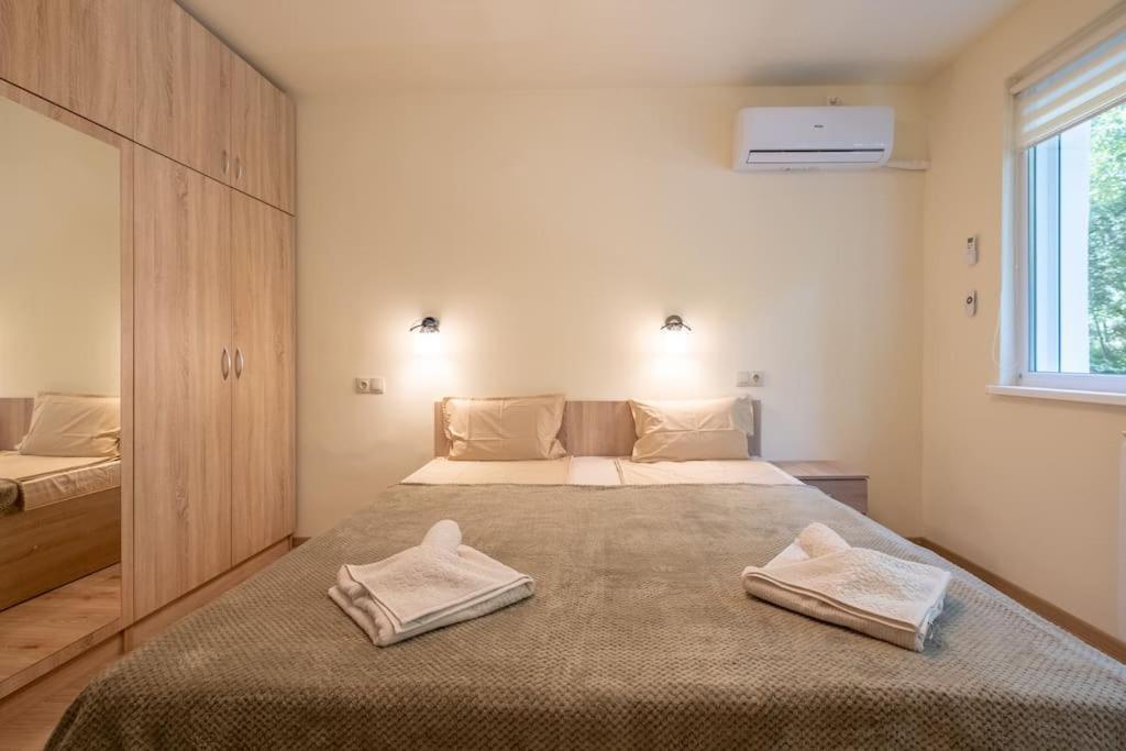 Top Location, Brand New 3 Bdrm Apt & Free Parking โซเฟีย ภายนอก รูปภาพ