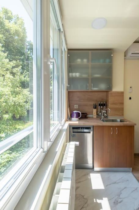 Top Location, Brand New 3 Bdrm Apt & Free Parking โซเฟีย ภายนอก รูปภาพ