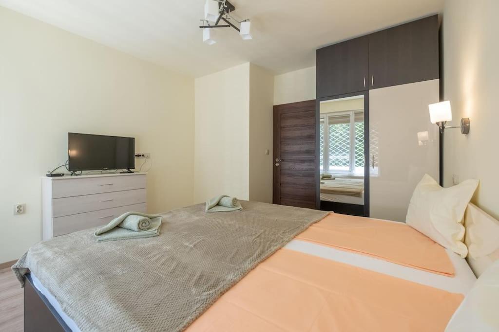 Top Location, Brand New 3 Bdrm Apt & Free Parking โซเฟีย ภายนอก รูปภาพ