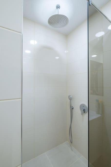 Top Location, Brand New 3 Bdrm Apt & Free Parking โซเฟีย ภายนอก รูปภาพ