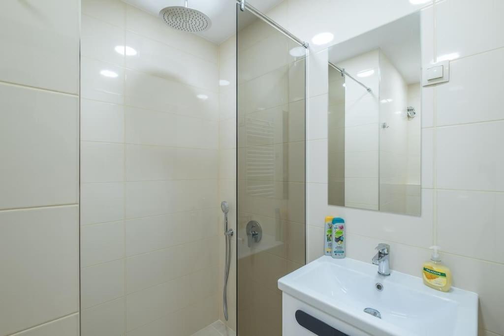 Top Location, Brand New 3 Bdrm Apt & Free Parking โซเฟีย ภายนอก รูปภาพ