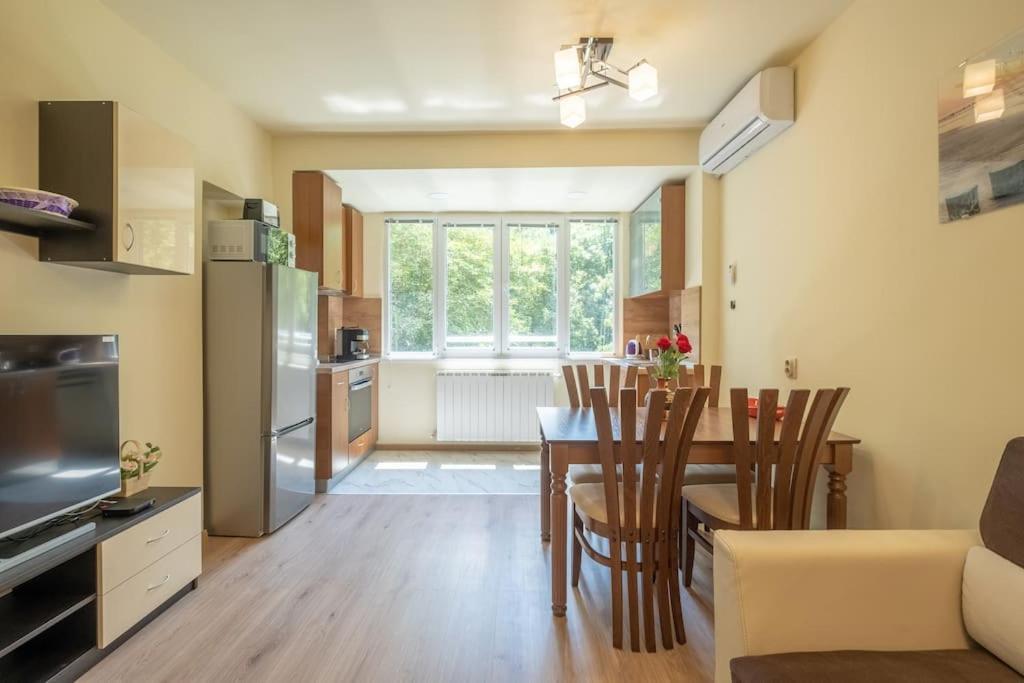 Top Location, Brand New 3 Bdrm Apt & Free Parking โซเฟีย ภายนอก รูปภาพ