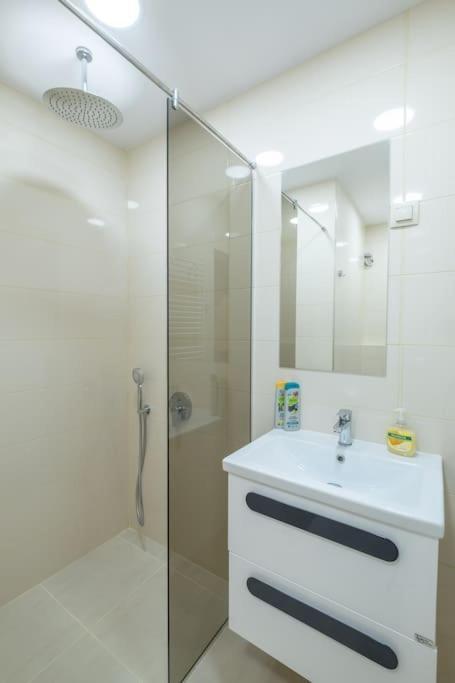 Top Location, Brand New 3 Bdrm Apt & Free Parking โซเฟีย ภายนอก รูปภาพ