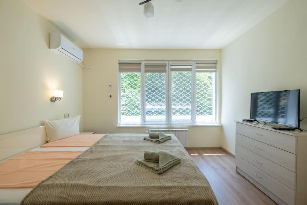 Top Location, Brand New 3 Bdrm Apt & Free Parking โซเฟีย ภายนอก รูปภาพ
