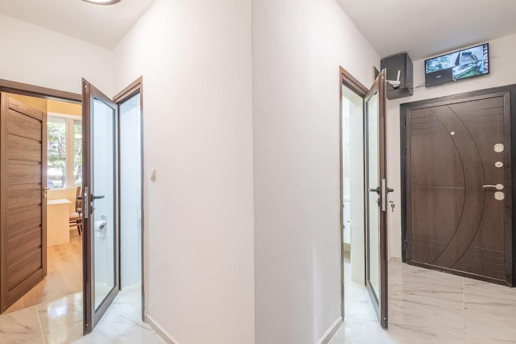Top Location, Brand New 3 Bdrm Apt & Free Parking โซเฟีย ภายนอก รูปภาพ