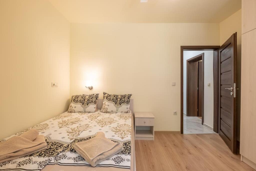 Top Location, Brand New 3 Bdrm Apt & Free Parking โซเฟีย ภายนอก รูปภาพ