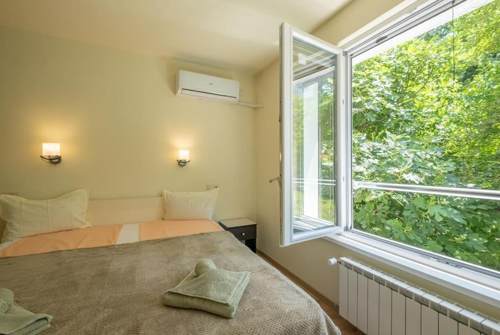 Top Location, Brand New 3 Bdrm Apt & Free Parking โซเฟีย ภายนอก รูปภาพ