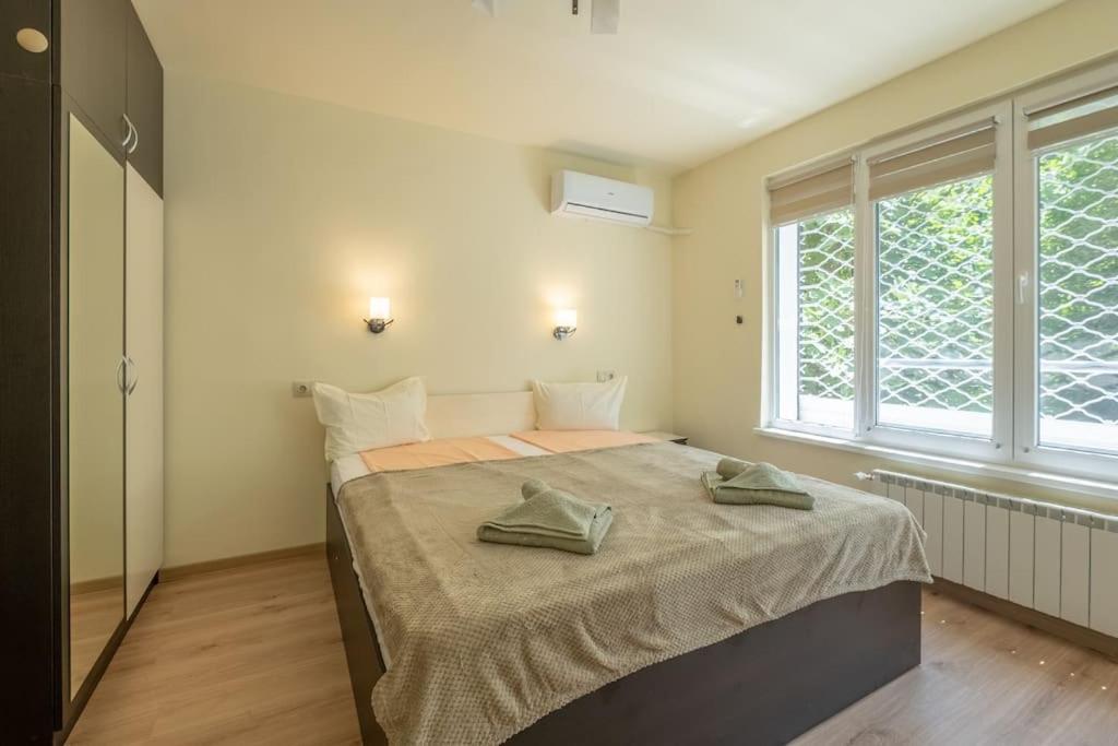 Top Location, Brand New 3 Bdrm Apt & Free Parking โซเฟีย ภายนอก รูปภาพ