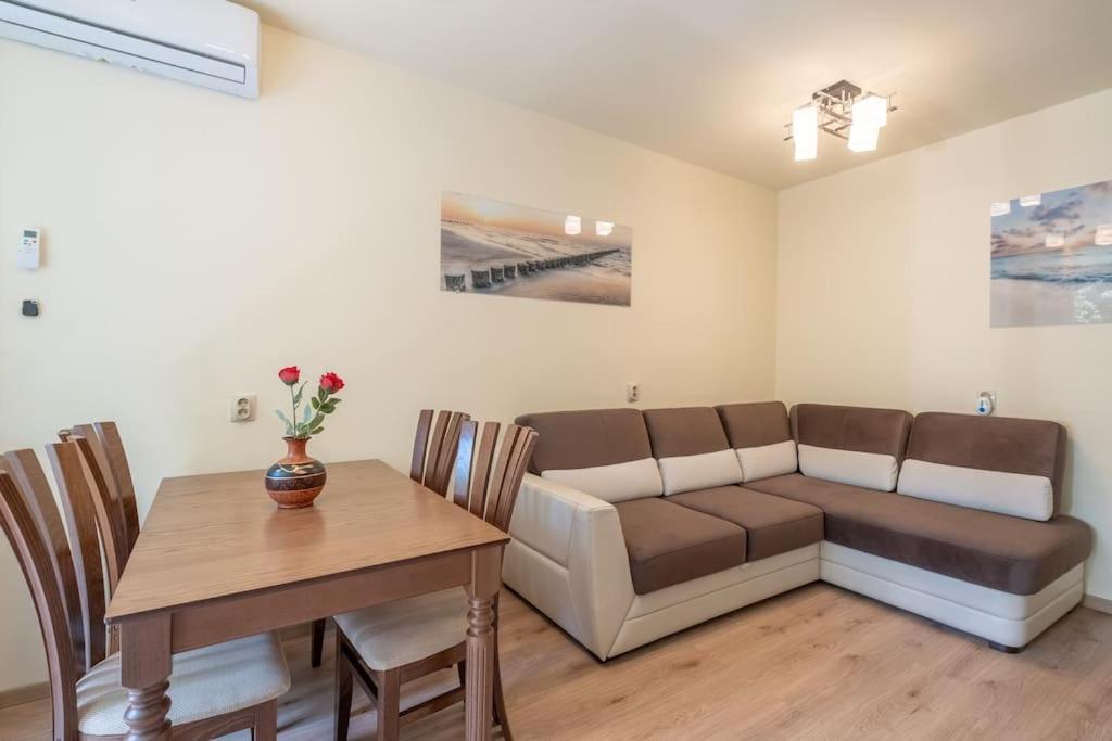 Top Location, Brand New 3 Bdrm Apt & Free Parking โซเฟีย ภายนอก รูปภาพ