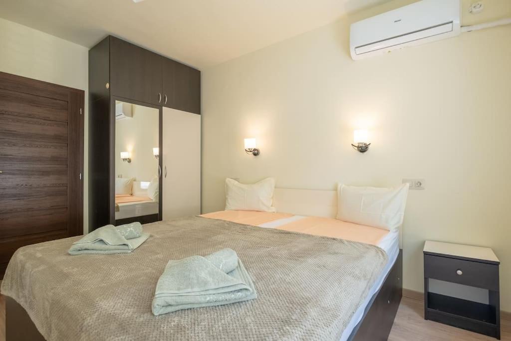 Top Location, Brand New 3 Bdrm Apt & Free Parking โซเฟีย ภายนอก รูปภาพ
