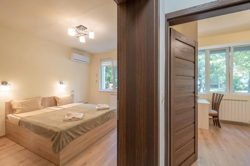 Top Location, Brand New 3 Bdrm Apt & Free Parking โซเฟีย ภายนอก รูปภาพ