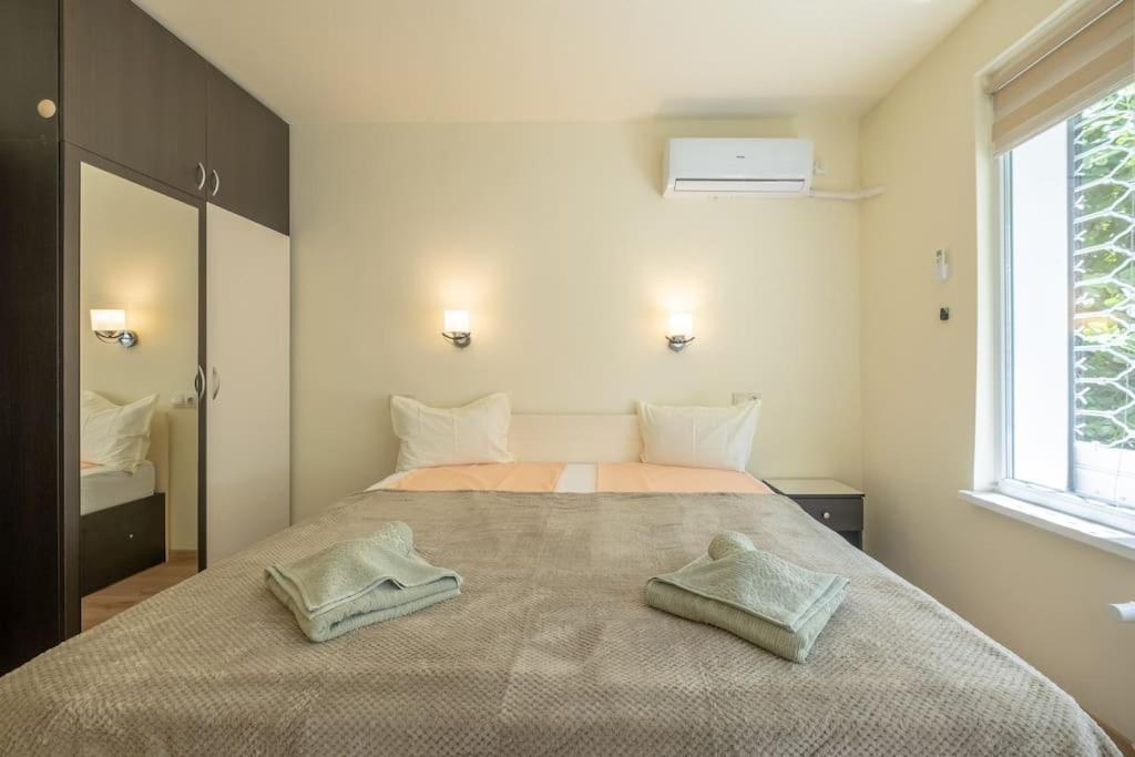 Top Location, Brand New 3 Bdrm Apt & Free Parking โซเฟีย ภายนอก รูปภาพ