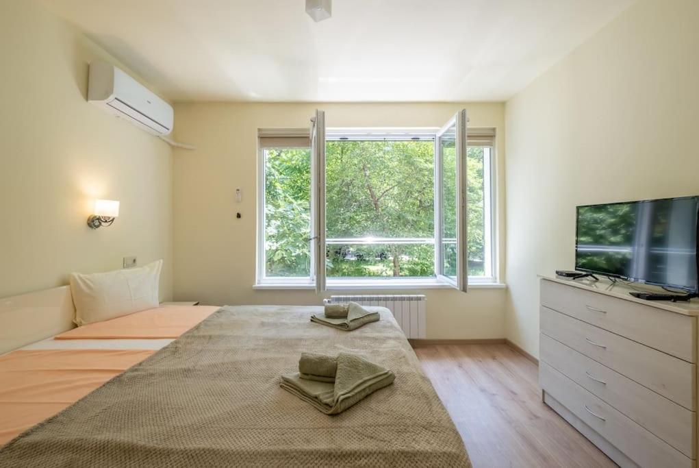 Top Location, Brand New 3 Bdrm Apt & Free Parking โซเฟีย ภายนอก รูปภาพ