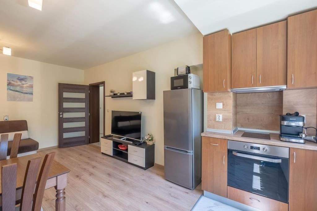 Top Location, Brand New 3 Bdrm Apt & Free Parking โซเฟีย ภายนอก รูปภาพ
