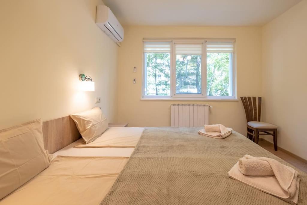 Top Location, Brand New 3 Bdrm Apt & Free Parking โซเฟีย ภายนอก รูปภาพ