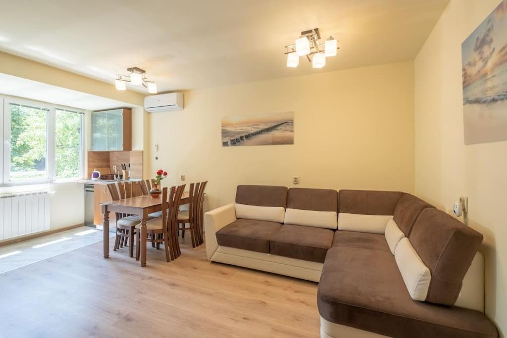Top Location, Brand New 3 Bdrm Apt & Free Parking โซเฟีย ภายนอก รูปภาพ